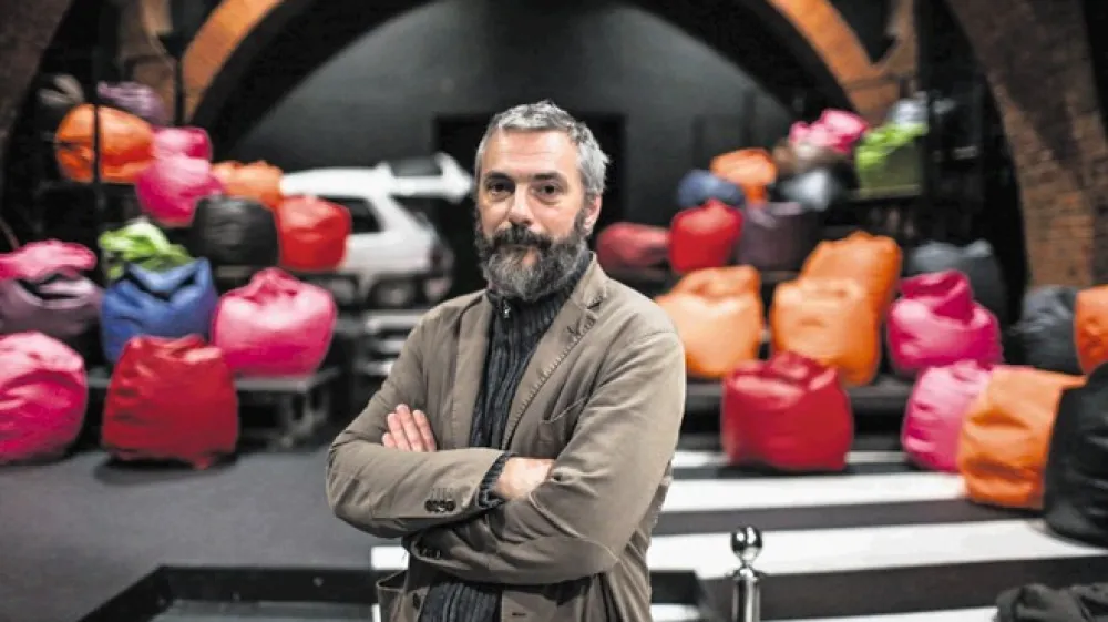 &raquo;V bistvu je to, da kot režiser pride&scaron; v neko gledali&scaron;če, pripravi&scaron; predstavo, počaka&scaron; na premiero, potem pa odide&scaron; naprej, nekaj skrajno čudnega. Čeprav to jemljemo kot povsem normalno, v resnici ni,&laquo; ugotavlja Tomi Janežič.