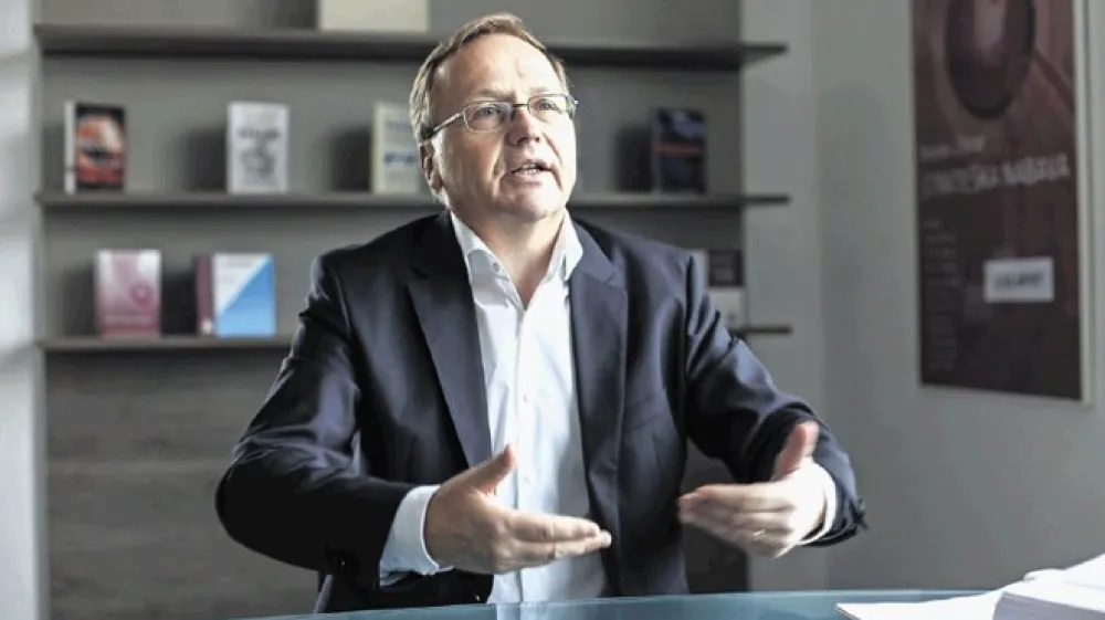 &raquo;Čeprav bi bili delavci po 60. letu starosti lahko vključeni v redne delovne procese, za kaj tak&scaron;nega nimajo zadostnih pogojev. Obstoječa delovna zakonodaja in davki ne spodbujajo zaposlenih, da bi po upokojitvi &scaron;e delali,&laquo; je opozoril Branko Žibret, direktor mednarodne svetovalne družbe A. T. Kearney za vzhodno Evropo. Luka Cjuha