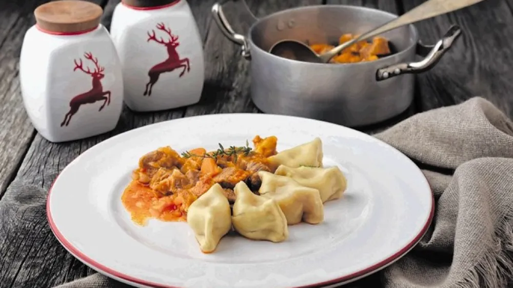 Bakalco z idrijskimi žlikrofi lahko pripravimo in lično postrežemo kot sodobno jed, ki se je ne bi smela sramovati nobena bolj&scaron;a gostilna.