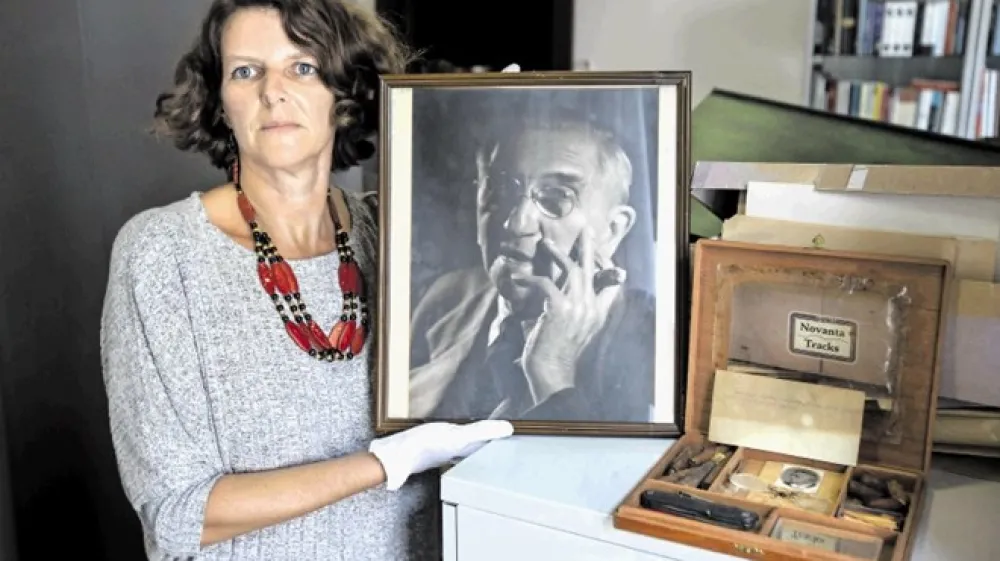 Kustosinja Slovenskega gledali&scaron;kega in&scaron;tituta Tea Rogelj kaže leseno &scaron;katlo s cigarami velikega igralca Antona Cerarja - Danila.