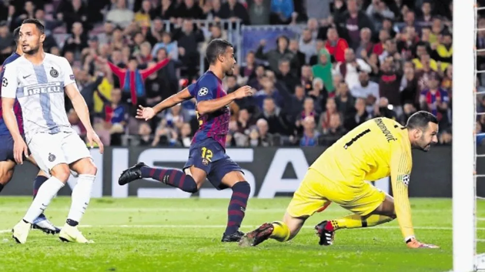 Samir Handanović (desno) je bil nemočen ob strelu Rafinhe za vodstvo Barcelone z 1:0.