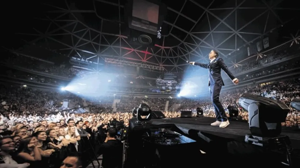 Jan Plestenjak je petindvajsetletnico kariere slavil v družbi 12.000 obiskovalcev na koncertu v Stožicah.