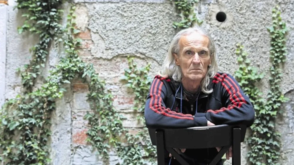 Za Tonetom &Scaron;krjancem sta dve izjemno uspe&scaron;ni leti. Lani je najprej prejel nagrado velenjica &ndash; ča&scaron;o nesmrtnosti za vrhunski desetletni pesni&scaron;ki opus, nato sta letos sledili &scaron;e Veronikina in Jenkova nagrada.