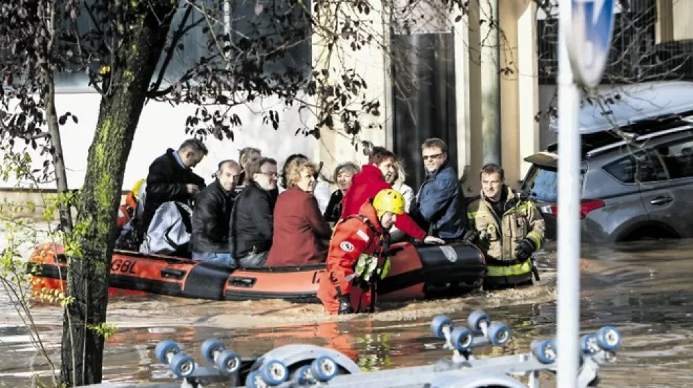 Re&scaron;evanje stanovalcev ob Trža&scaron;ki cesti ob poplavah leta 2014.