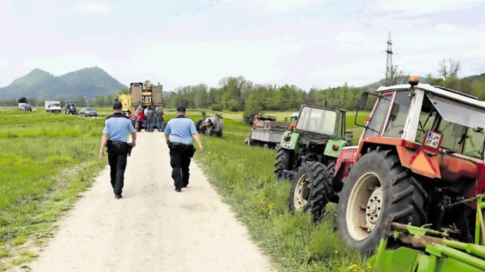 Zaradi protestov lastnikov kmetijskih zemlji&scaron;č ob trasi povezovalnega kanalizacijskega kanala C0 so na gradbi&scaron;če že večkrat poklicali tudi policiste.