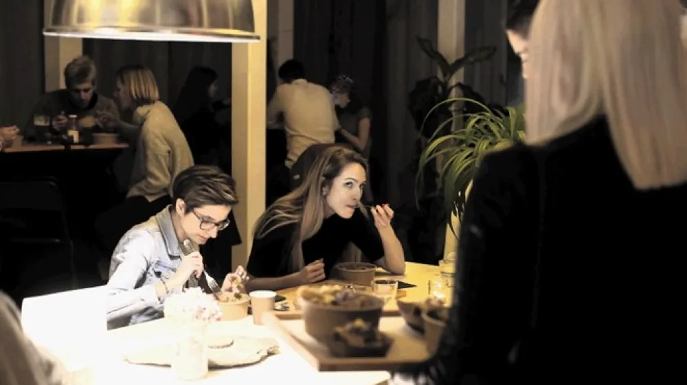 Obiskovalci bistroja enkrat na mesec z nakupom večerje poskrbijo, da en človek dobi brezplačni obrok.