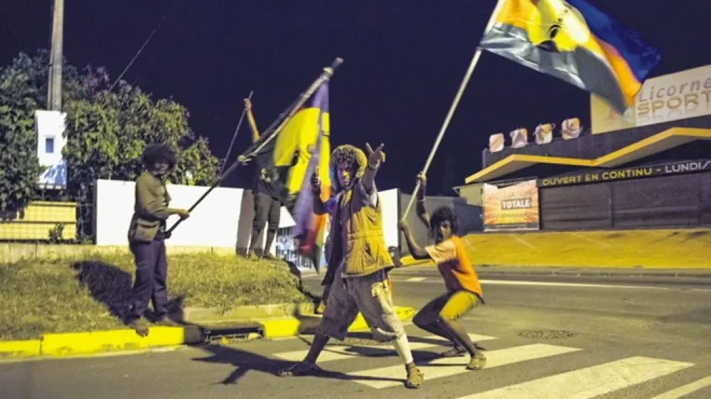 Zagovorniki neodvisne Nove Kaledonije so na ulicah prestolnice Noumea mahali z melanezijsko zastavo domorodnega ljudstva Kanak in bili nasploh zelo energični. A njihova želja po lastni državi ni dobila dovolj podpore.