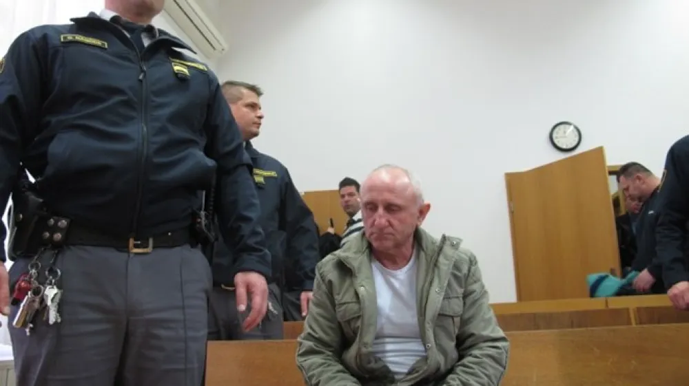 Senad Softić je priznal hladnokrvni umor svojega nekdanjega soseda in dejanja ni nikdar obžaloval. Obramba sku&scaron;a doseči izrek mile kazni s tezo, da je nagnusen zločin 6. oktobra lani v sredi&scaron;ču Maribora zagre&scaron;il v stanju zamračenega uma.