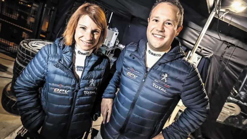 Rok Turk (ob njem sovoznica Blanka Kacin): Govoriva tako, da se najbolje razumeva, saj se stvari dogajajo zelo hitro. Za leporečje ni časa, besede morajo biti kratke in natančno take, kakr&scaron;ne mora voznik sli&scaron;ati.