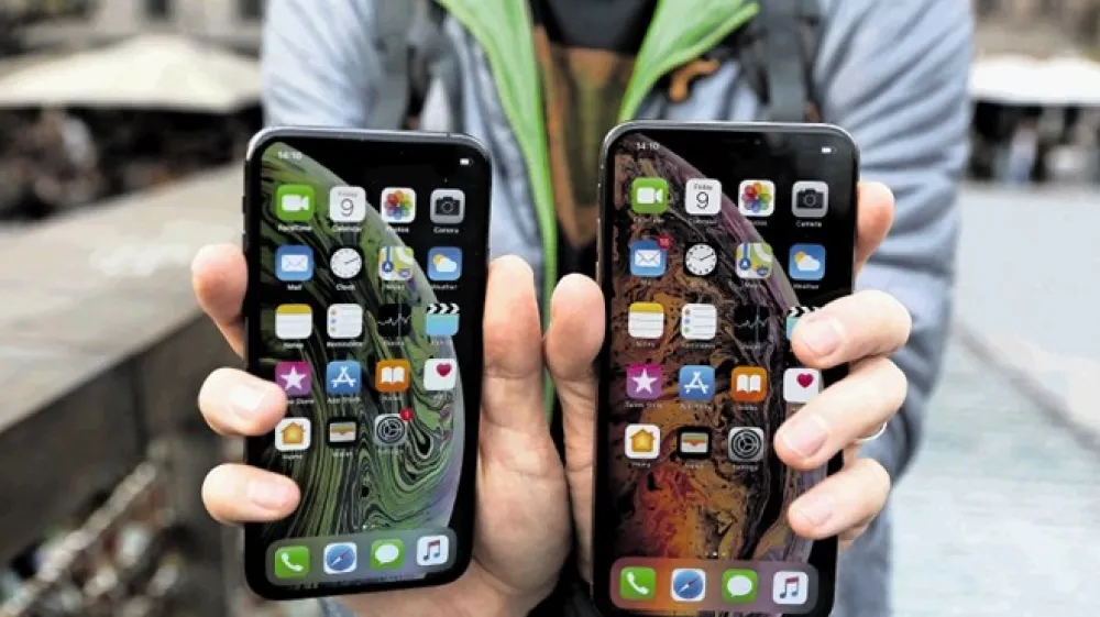 Pričeske na vrhu telefonov se očitno sramuje tudi Apple, saj jo je skril z uporabo črnega tovarni&scaron;kega ozadja na zaslonih.