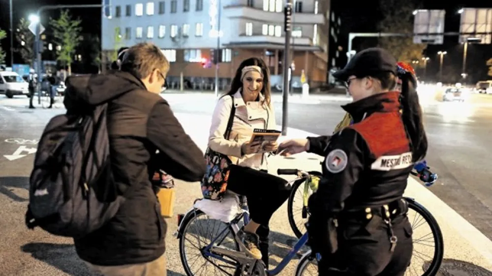 Ko so kolesarji ugotovili, da bodo tokrat namesto kazni dobili le prijazno opozorilo in majhno lučko za na kolo, so si vidno oddahnili.