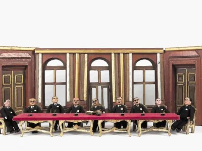 Člani prve vlade prve republike, izrezljani iz zamaškov steklenic penine, ki se je točila ob njihovi inavguraciji.