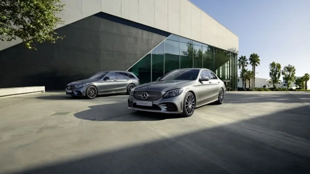 Mercedesu razred C bi lahko rekli tudi pametni avto, saj lahko veliko stvari naredi sam, npr. optimalno osvetljuje ceste, zavira pred pe&scaron;ci in celo prehiteva, če je cesta jasno označena.