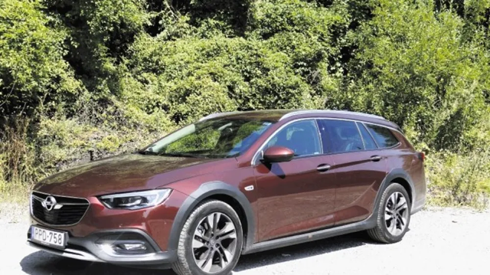 Insignia country tourer je udoben in prostoren karavan.