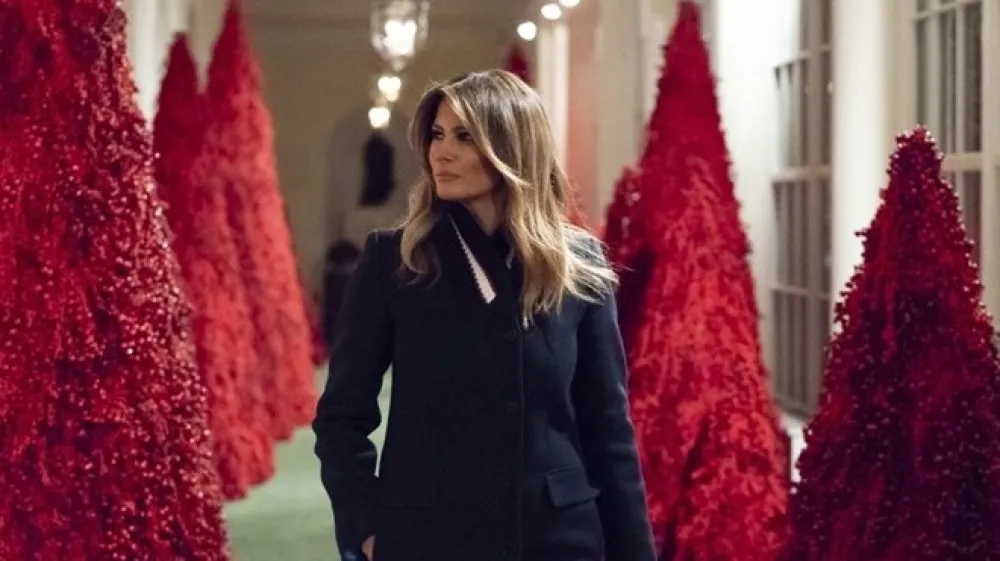 Mislim, da so videti fantastično, še lepša so v živo,« je dejala Melania Trump, ko so jo vprašali o rdečih božičnih drevesih.