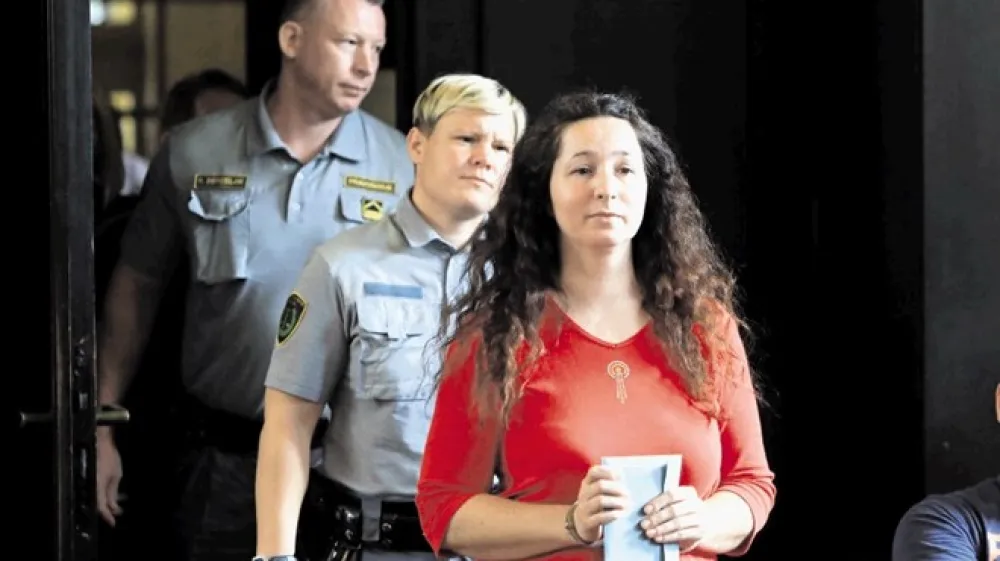 Obtožnica očita Medihi Hromažić, da je 8. marca na grozovit način umorila sestro dvojčico Mersiho, napad na 58-letno mater Izmeto pa je opisan kot poskus umora.