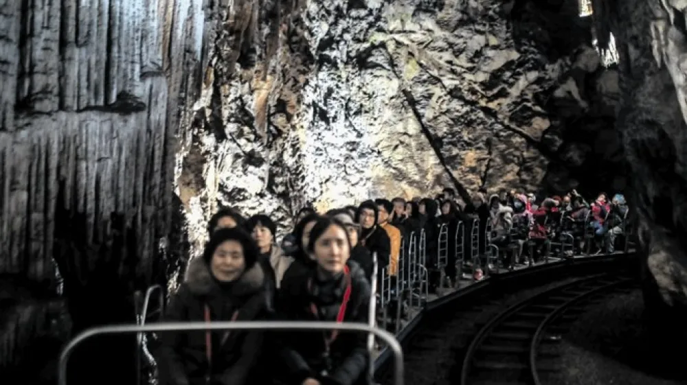 &Scaron;est vlakcev na električni pogon lahko v enem dnevu v jamo prepelje do 12.000 ljudi.