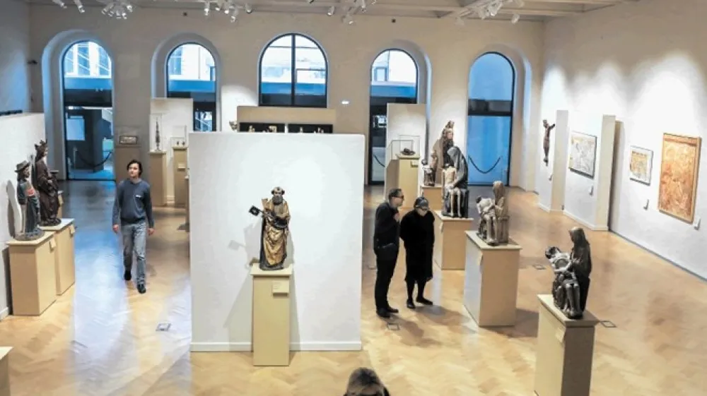 V &scaron;tevilnih muzejih in galerijah v Sloveniji bodo v ponedeljek organizirali strokovna vodstva po stalnih in občasnih razstavah, na ogled bodo gledali&scaron;ke predstave, koncerti, filmi. Vsi dogodki bodo brez vstopnine.