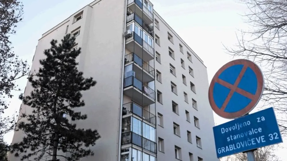 Osma stopnja po evropski lestvici označuje potres, ob katerem mnogi ljudje s težavo lovijo ravnotežje, stavbe pa se močno po&scaron;kodujejo.