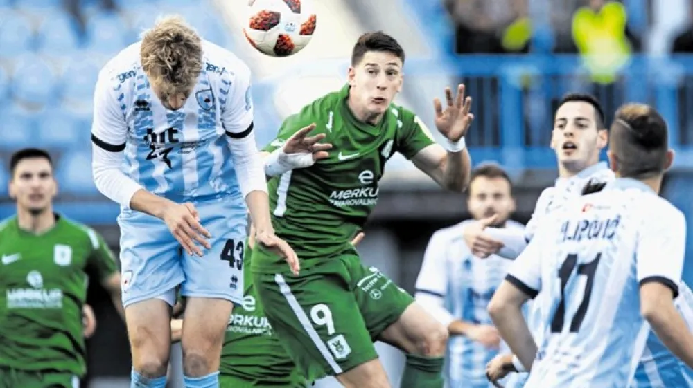 Napadalec Olimpije Andrej Vombergar (v zeleni majici) je v Novi Gorici dosegel dva zadetka in se povzpel na prvo mesto lestvice strelcev, ki si ga deli s soigralcem Rokom Kronavetrom in  igralcem Mure Rokom Sirkom. Vsi trije so dosegli po deset golov.