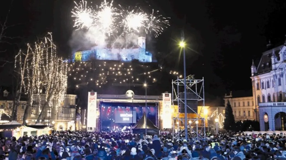 Ljubljanske trge je za prizori&scaron;če skoka iz starega v novo leto lani izbralo približno 55.000 ljudi, na vseh preostalih javnih povr&scaron;inah pa je v Ljubljani lani silvestrovalo okoli 100.000 obiskovalcev.