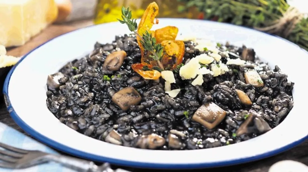 Prava črna rižota s sipami je vroča, sočna, aromatična in slastna.