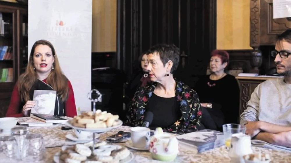 Na predstavitvi nove izdaje knjig zbirke Litterae Slovenicae: urednica Tanja Petrič (levo) ter prevajalca Cankarjevih Podob iz sanj, Erica Johnson Debeljak in Jasmin B. Frelih