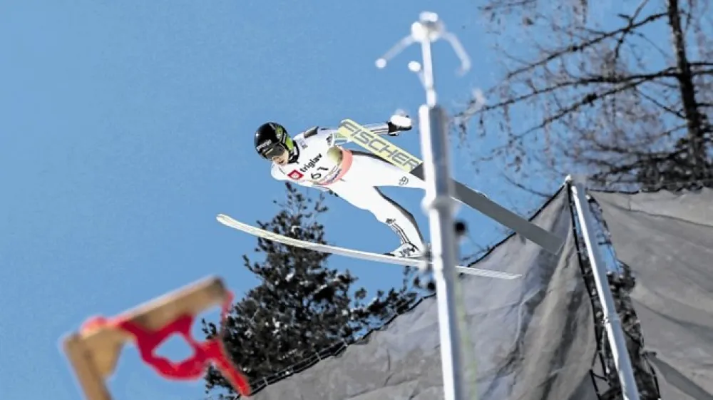 Peter Prevc je nazadnje tekmoval marca v finalu v Planici.  Pred vrnitvijo v skakalno karavano je za trening naredil &scaron;est skokov na snegu.