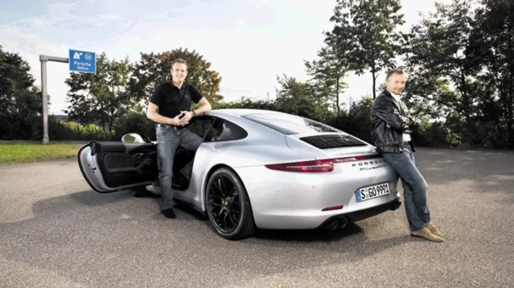 Osma generacija porscheja 911 je   zadnja, za katero je bil odgovoren August Achleitner (desno, ob njem njegov  sodelavec Thomas Krickelberg), saj odhaja v pokoj.