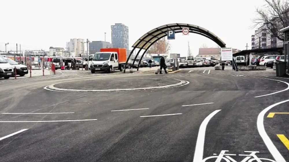 Z ureditvijo kroži&scaron;ča so pri Slovenskih železnicah želeli zagotoviti bolj tekoč dostop do parkiri&scaron;ča, saj nova prometna ureditev omogoča dostavo potnikov do peronov na za to rezervirano mesto.