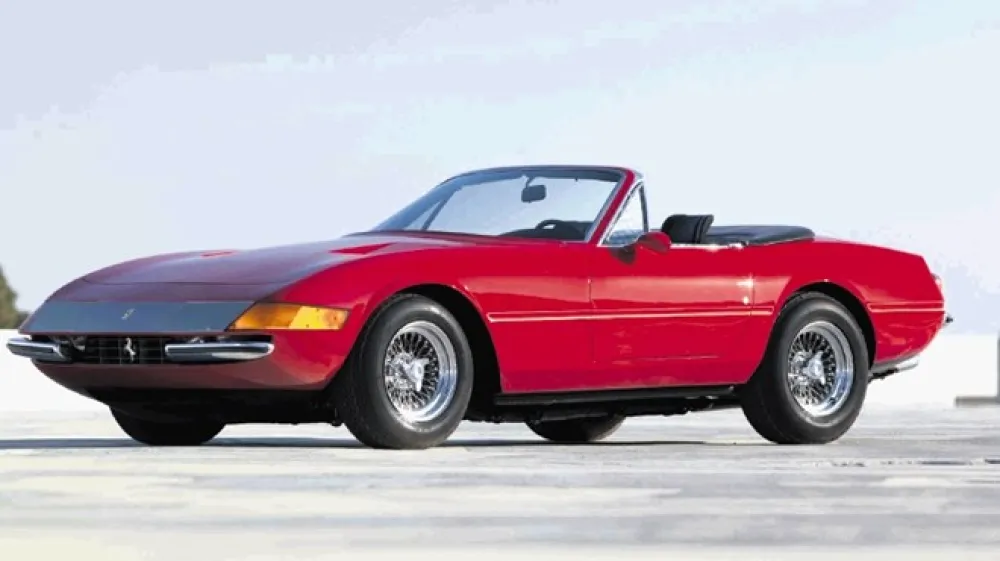 Nos daytone iz filma The Gumball Rally je bil pred snemanjem  in po njem srebrn, v filmu pa rdeč kot preostala karoserija.