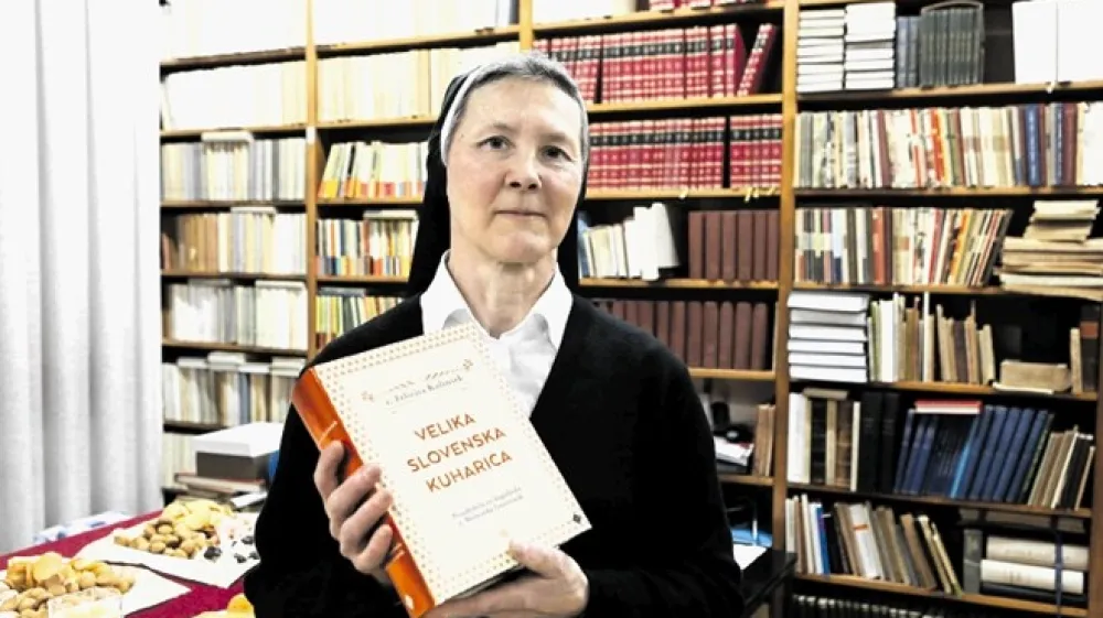 Sestra Bernarda Gostečnik v samostanu &scaron;olskih sester v Repnjah vodi kuharske tečaje.