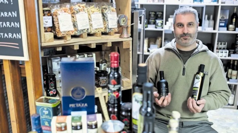 Jorgos Kordojanis je fizik, ki sam izbira butične gr&scaron;ke izdelke za svojo trgovino Stari Grk na osrednji pokriti tržnici v Ljubljani.