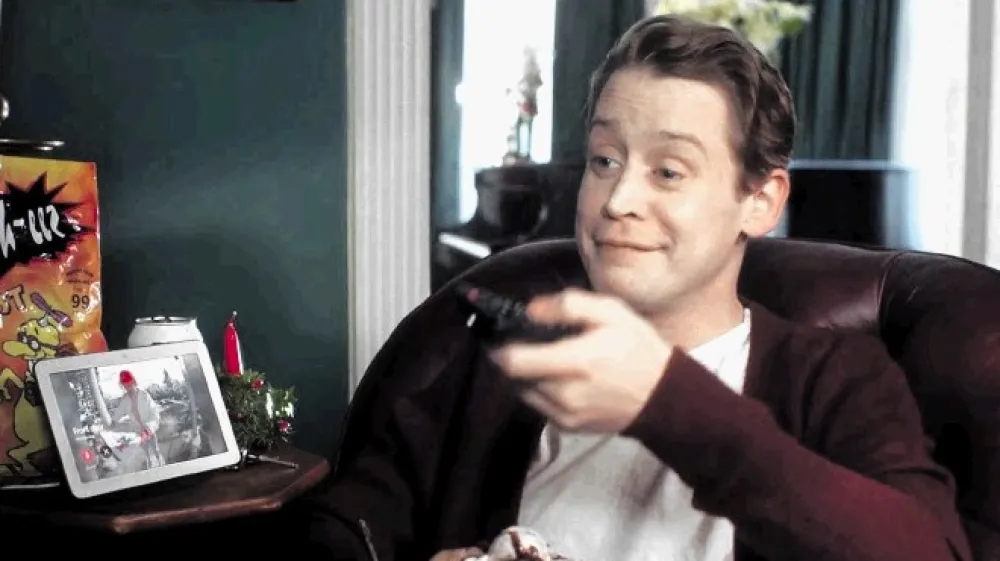 Macaulay Culkin sam doma z Googlovim asistentom