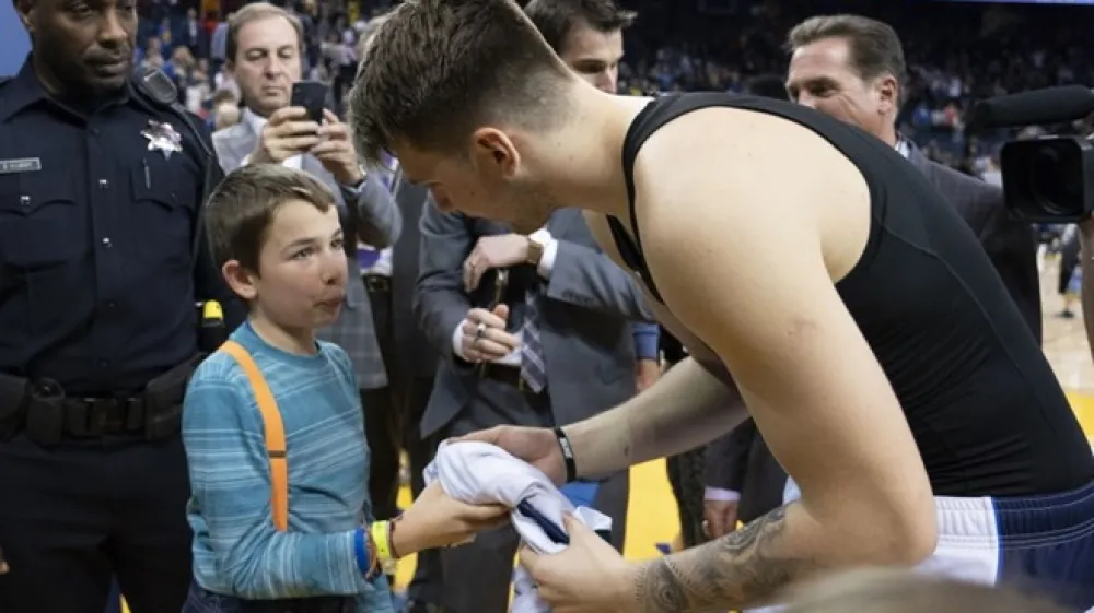 Luka Dončić je &scaron;tevilne oboževalce pridobil s tem, ko je po koncu tekme svoj dres podaril dečku v katerega je trčil v eni izmed svojih akcij.