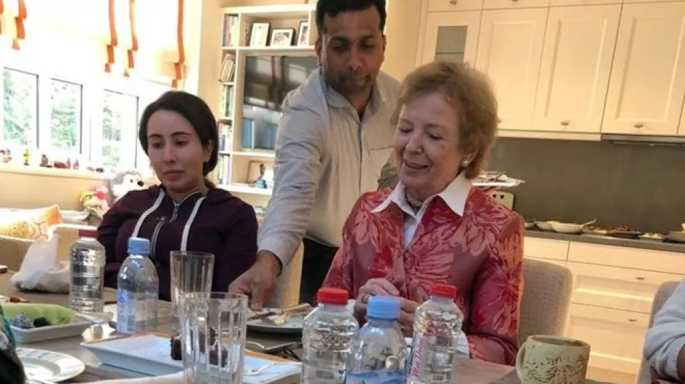 Latifa bint Mohamed Al Maktoum (levo) in Mary Robinson (desno).