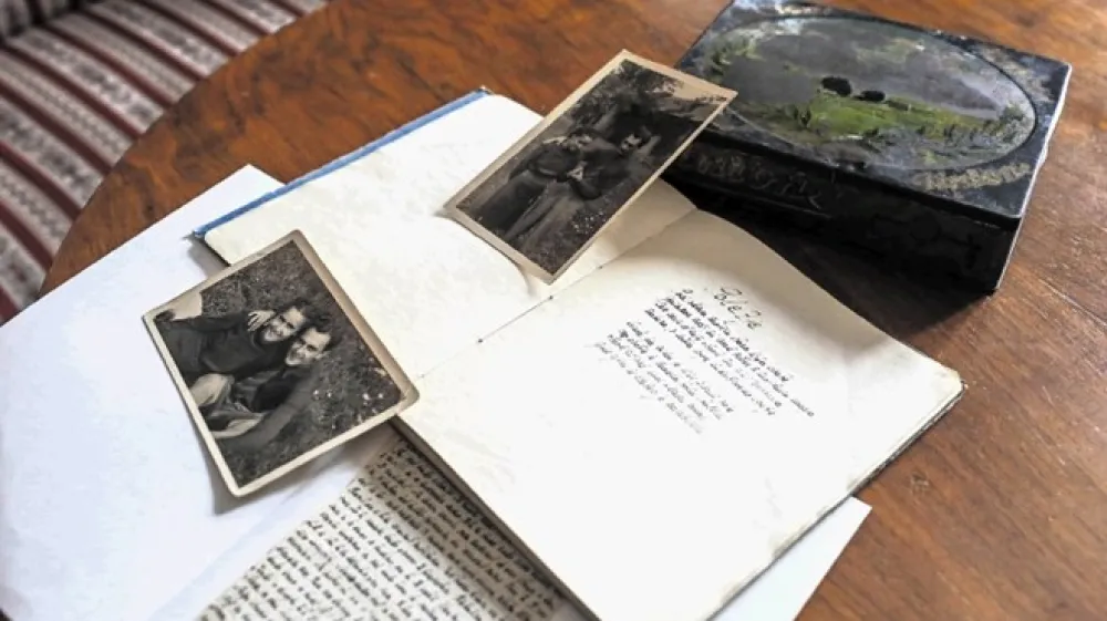 Kajuhova ura je v NUK pri&scaron;la skupaj z zapu&scaron;čino Silve Ponikvar, Kajuhove velike ljubezni.