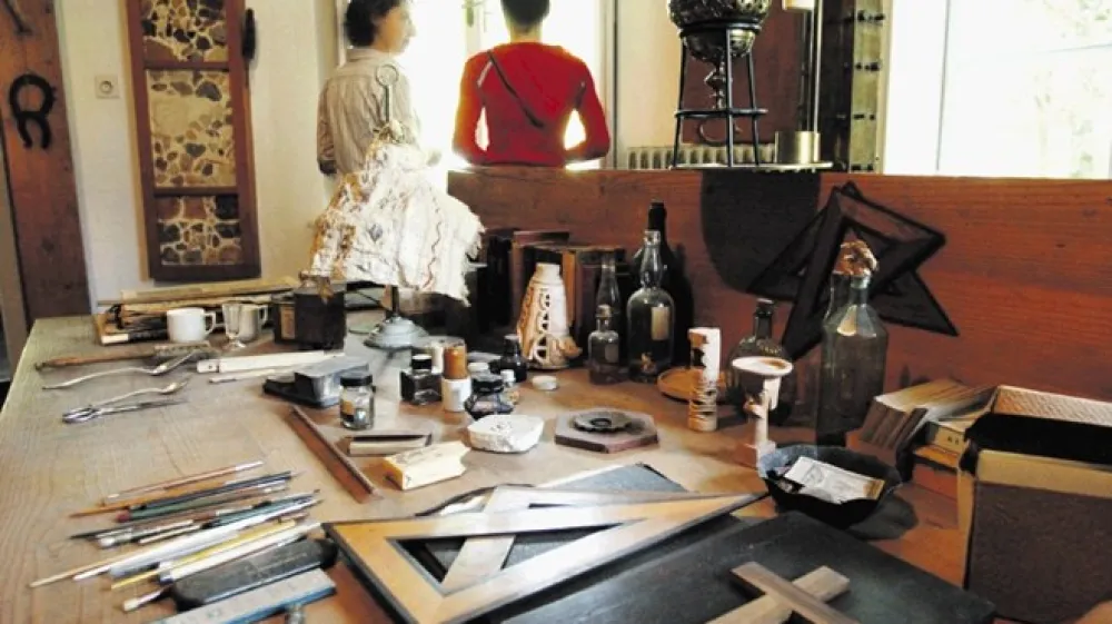 Arhitekturni biroji s pridom izkori&scaron;čajo izjemno zagnanost in motivacijo &scaron;tudentov, ki za malo denarja ri&scaron;ejo pri njih dolge ure.