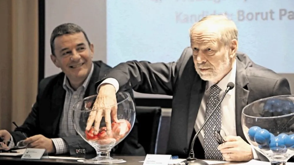 Anton Ga&scaron;per Frantar je bil sodnik več kot 40 let, za delo državne volilne komisije pa je bil odgovoren od njenih začetkov. Na sliki: Frantar pri  žrebanju vrstnega reda kandidatov na glasovnicah za volitve predsednika države oktobra 2017.