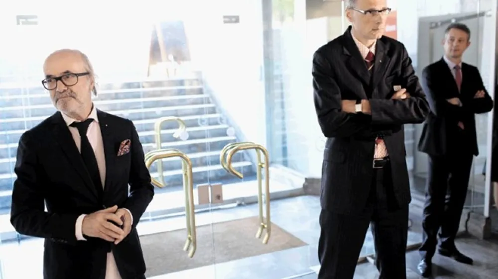 Ko so se razmere zaradi zadolženosti Hidrie vendarle nekoliko umirile, je odjeknila nova, tokrat prevzemna vojna med solastnikoma.