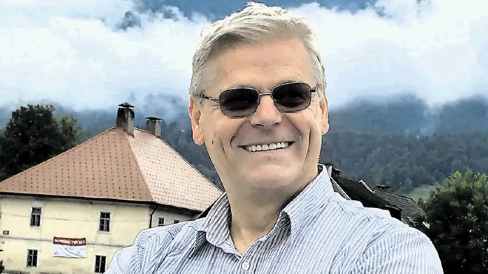 Kamniti Janezov most na Ribčevem Lazu, kjer so že vidne razpoke, se pod težo turistov poleti ne bo podrl. Na direkciji za infrastrukturo so občini  zagotovili, da  statika mostu ni problematična. Najprej se bodo lotili re&scaron;evanja odmika ograje, kjer so vidne  globoke razpoke.