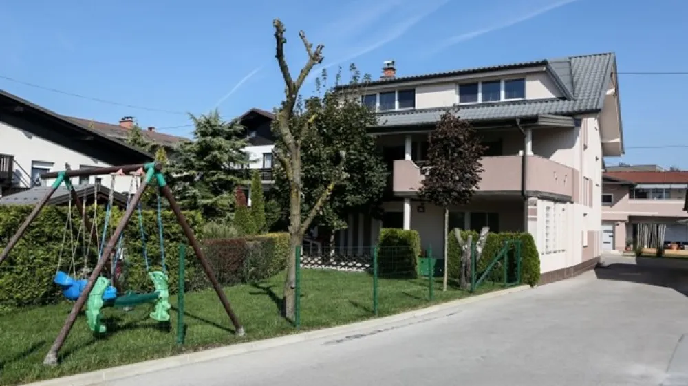 Zasebni zavod za varstvo otrok Kengurujčki, v katerem so se po navedbah policistov leto dni izživljali nad nemočnimi malčki.