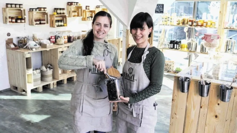 Manci Behrič (desno) v trgovinici pomaga Marcela Horvat, obe pa obiskovalcem z veseljem pojasnita koncept Rifuzla in kak&scaron;en je sistem nakupovanja v trgovini, kjer izdelki niso v plastični embalaži.