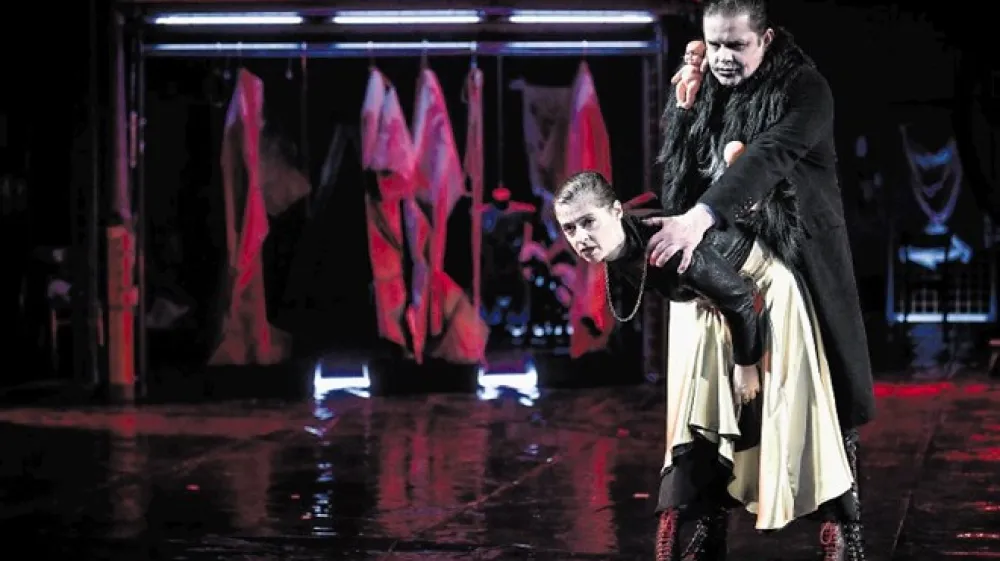 Cankarjeva drama Kralj na Betajnovi v režiji Tomaža Gorkiča, ki so jo pred dnevi premierno uprizorili v Trstu, gledalca tudi na vizualni ravni postavi v svet, v katerem sta brezčutno izkori&scaron;čanje in vsakovrstno nasilje nekaj običajnega.