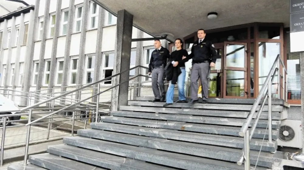 Uroša Čakša je sodišče že večkrat obsodilo zaradi nasilja. Pred dobrimi tremi leti je moral v zapor, ker je nenapovedanega gosta v svojem domu zabodel z nožem, štiri leta pred tem pa je s pajdaši dlje časa mučil prijatelja.