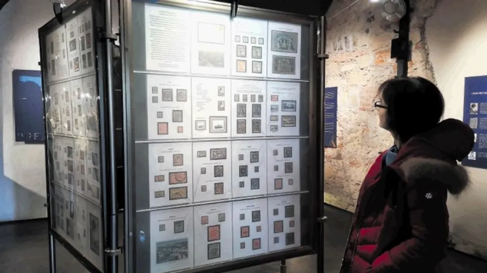 Tone Petek je pomagal postaviti filatelistični del razstave.