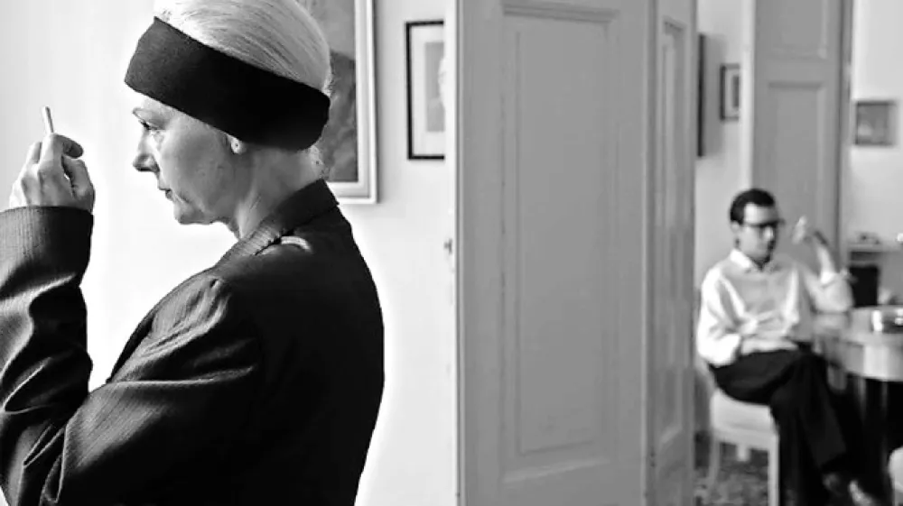 Film o Ivanu Mraku in Karli Bulovec je aluziven tudi v smislu, da nam o obeh naslovnih osebah zelo malo pove.