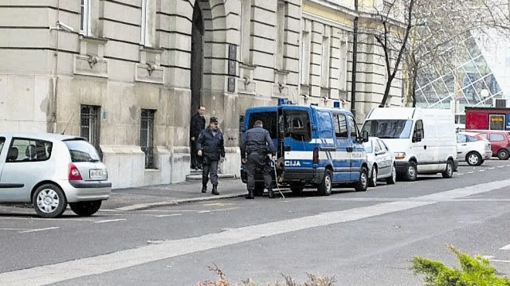 Mariborsko sodi&scaron;če je  &Scaron;ilaku na vse znane naslove poslalo poziv,  naj  se odzove vabilu probacijske službe na razgovor, sklene dogovor o  delu v splo&scaron;no korist in začne delati. Sicer bo moral v zapor.