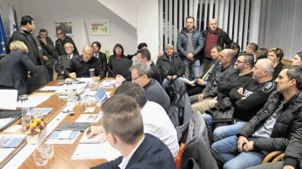 Konstitutivne seje občinskega sveta občine &Scaron;marje&scaron;ke Toplice se je udeležilo tudi okoli 40 občanov, a so jo morali po dobri uri zapustiti, saj se je seja nadaljevala za zaprtimi vrati.