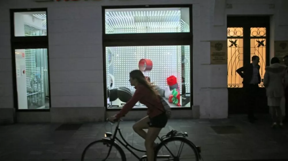 Komitenti NKBM so presenečeno spoznali, da v poslani elektronski po&scaron;ti zapisani podatki niso njihovi, temveč da gre za izpis neke druge stranke NKBM. V poslanem dopisu je navedeno ime, naslov, davčna &scaron;tevilka in ves promet z vrednostnimi papirji v lanskem letu. Foto: Tomaž Skale